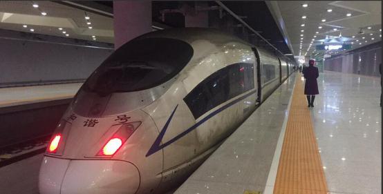  穿越霧霾區的高鐵，塵埃布滿整個車身