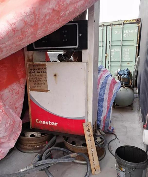 2018年11月1日，中央第三生態(tài)環(huán)境保護督察組進駐山東省開展&ldquo;回頭看&rdquo;。通過對相關(guān)部門走訪問詢，并抽查有關(guān)企業(yè)，發(fā)現(xiàn)山東省物流運輸企業(yè)違規(guī)使用普通柴油或其他高硫分燃油問題依然十分突出，柴油貨車尾氣污染嚴重。  一、基本情況  《大氣污染防治法》明確，禁止向汽車和摩托車銷售普通柴油以及其他非機動車用燃料。第一輪中央環(huán)保督察反饋指出，山東省以普通柴油替代車用柴油的情況較多，濱州等地市大量物流運輸企業(yè)違規(guī)使用普通柴油，尾氣污染問題突出。  為此，山東省整改方案要求，杜絕違規(guī)使用普通柴油的情況，并明確由原省工商局負責部署推進相應(yīng)整改工作。原省工商局于2018年8月1日上報山東省環(huán)境保護督察反饋意見整改工作領(lǐng)導(dǎo)小組，聲稱該問題完成整改并銷號。  二、主要問題  督察發(fā)現(xiàn)，原山東省工商局作為整改責任主體沒有認真履行整改職責，未就整改工作進行部署推進，整改任務(wù)目標完全落空，全省物流運輸企業(yè)違規(guī)使用普通柴油或高硫分燃油問題依然普遍存在。  （一）違規(guī)售油無人管。督察組抽查3個地市的4家煉化公司，發(fā)現(xiàn)這些煉化公司違規(guī)大量向物流運輸企業(yè)銷售普通柴油或其他高硫分燃油，導(dǎo)致這些柴油大量替代車用柴油使用，污染嚴重。2018年，東營齊潤化工有限公司將3萬余噸硫含量近2000mg/kg的常壓柴油售給物流運輸企業(yè)和加油站，墾利石化有限公司也將3萬余噸硫含量2000-3000mg/kg的燃油售給相關(guān)物流運輸企業(yè)和加油站，硫含量最高超標約300倍。2017年中央環(huán)保督察以來，山東匯豐石化集團有限公司將近40萬噸普通柴油銷往多家物流運輸企業(yè)，濰坊市昌邑石化有限公司將5萬余噸國Ⅳ和國Ⅴ的普通柴油售給物流運輸企業(yè)。現(xiàn)場抽查發(fā)現(xiàn)，物流運輸企業(yè)多數(shù)在自身停車場內(nèi)私自安裝加油裝置，將所購違規(guī)油品自用，昌邑市盛宏物流有限公司甚至違法轉(zhuǎn)售其他社會車輛。   圖1 昌邑市盛宏物流有限公司在停車場內(nèi)私設(shè)加油裝置  （二）督察整改做樣子。原省工商局作為督察整改的責任主體，接受任務(wù)時服從安排，實際整改時做做樣子。督察反饋明確指出問題主要是煉化公司違法向物流運輸企業(yè)銷售普通柴油替代車用柴油使用，導(dǎo)致汽車尾氣污染。但原省工商局等部門整改時僅部署對加油站和成品油倉儲批發(fā)企業(yè)的檢查，沒有將煉化公司到物流運輸企業(yè)的黑色鏈條作為查處對象。整改工作指東打西，真正問題沒有觸及。另外，整改方案明確的目標是&ldquo;強化日常監(jiān)督管理，杜絕違規(guī)使用普通柴油&rdquo;；但原省工商局擅自在銷號材料中將目標改為&ldquo;針對加油站開展專項整治行動&rdquo;，以此蒙混過關(guān)，虛假銷號。   圖2 原省工商局在銷號確認表上弄虛作假  （三）執(zhí)法監(jiān)管走過場。2017年以來，山東省各市共打擊取締非法加油點近2000家，但僅對涉案物流運輸企業(yè)進行了處罰，未能以此為線索追根溯源，對源頭煉化公司違規(guī)售油問題進行查處，煉化企業(yè)到物流運輸企業(yè)的黑色鏈條始終未被斬斷。  一些煉化企業(yè)長期游離于監(jiān)管之外，缺乏對法律的敬畏。2018年8月，生態(tài)環(huán)境部調(diào)研發(fā)現(xiàn)中國化工集團山東昌邑石化有限公司涉嫌違法生產(chǎn)銷售國Ⅳ普通柴油，但在進一步調(diào)查時，企業(yè)拒絕配合，不提供相關(guān)臺賬，并臨時編造相關(guān)記錄。&ldquo;回頭看&rdquo;進駐后，督察組再次現(xiàn)場檢查，要求企業(yè)提供儲運臺賬，企業(yè)依然拒絕提供，并繼續(xù)編造謊言，提供虛假材料，性質(zhì)十分惡劣。  對此，濰坊市查處不嚴不實，甚至試圖蒙混過關(guān)。在督察組兩次督導(dǎo)后，查處工作依然走過場，在未調(diào)度企業(yè)生產(chǎn)記錄和儲運臺賬等關(guān)鍵證據(jù)的情況下，即采信企業(yè)說法，甚至未調(diào)閱生產(chǎn)記錄就作出該企業(yè)2018年未生產(chǎn)銷售國Ⅳ普通柴油的結(jié)論。直到督察組再次督導(dǎo)、進一步明確要求后才加大查處力度，發(fā)現(xiàn)該企業(yè)2018年實際以燃料油名義違規(guī)銷售國Ⅳ普通柴油4萬多噸。  三、原因分析  原山東省工商局不在整改落實中下功夫，反而在整改銷號上動腦筋，表面整改，虛假整改問題突出。  山東省有關(guān)地市不敢動真碰硬，對違法銷售不合格油品的黑色鏈條整治不力，未能對油品來源追根溯源，未對煉化企業(yè)的違法行為依法查處。